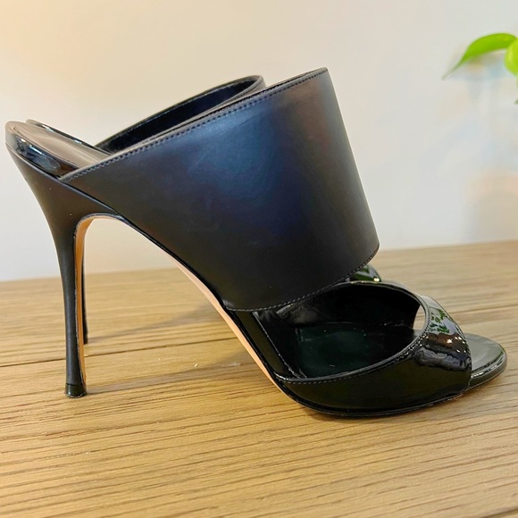 Manolo Blahnik Ripta Wide-Band Patent Pump (37.5) - Picture 13 of 15